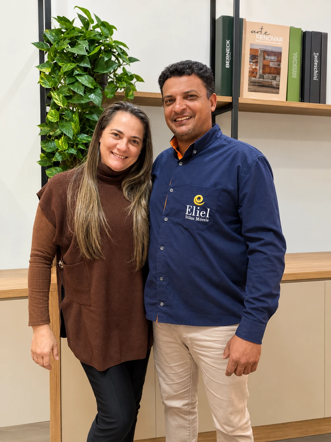 Isis e Eliel, fundadores da Eliel Decor, no showroom